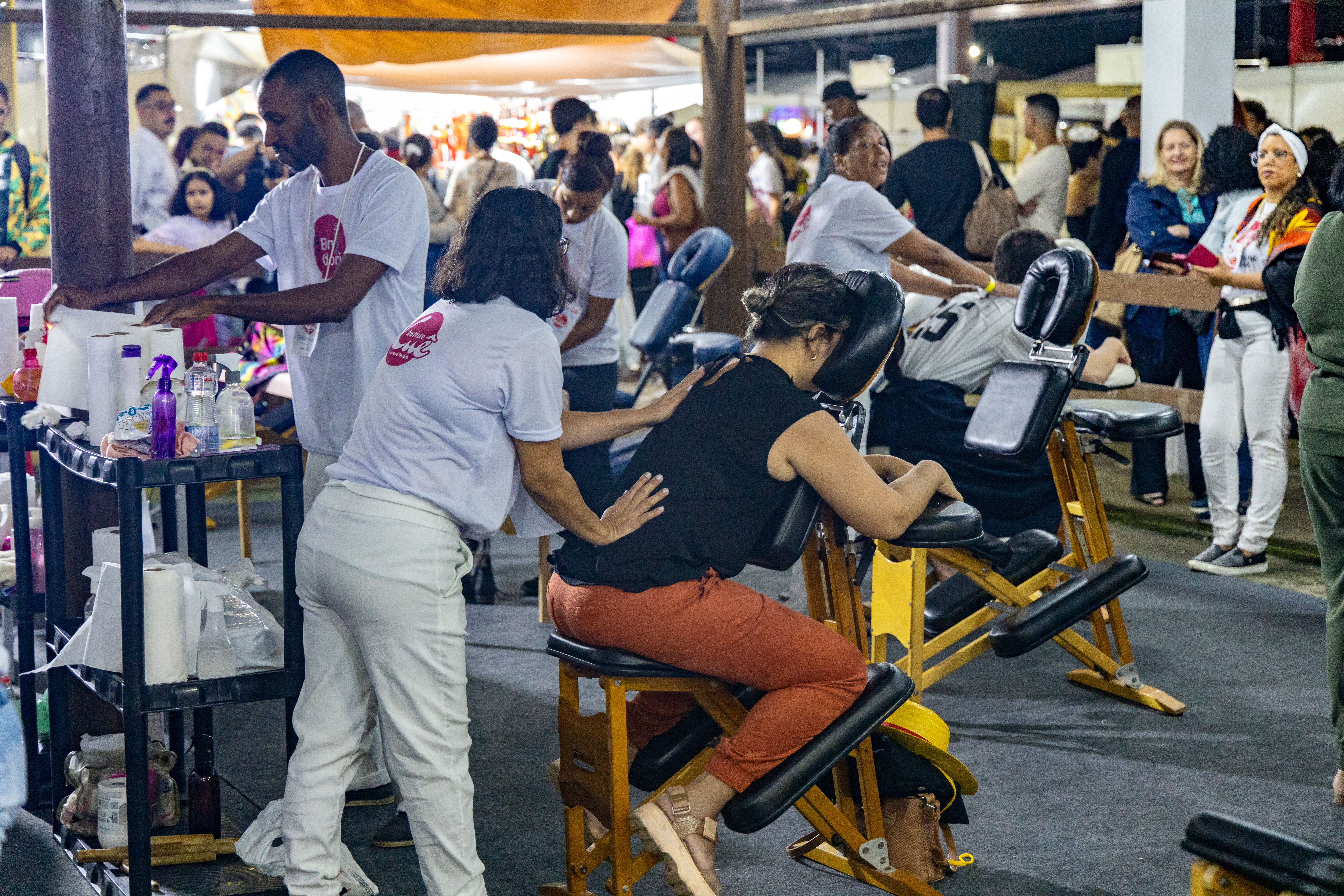 Criança olhando através de um microscópio em um evento de ciência